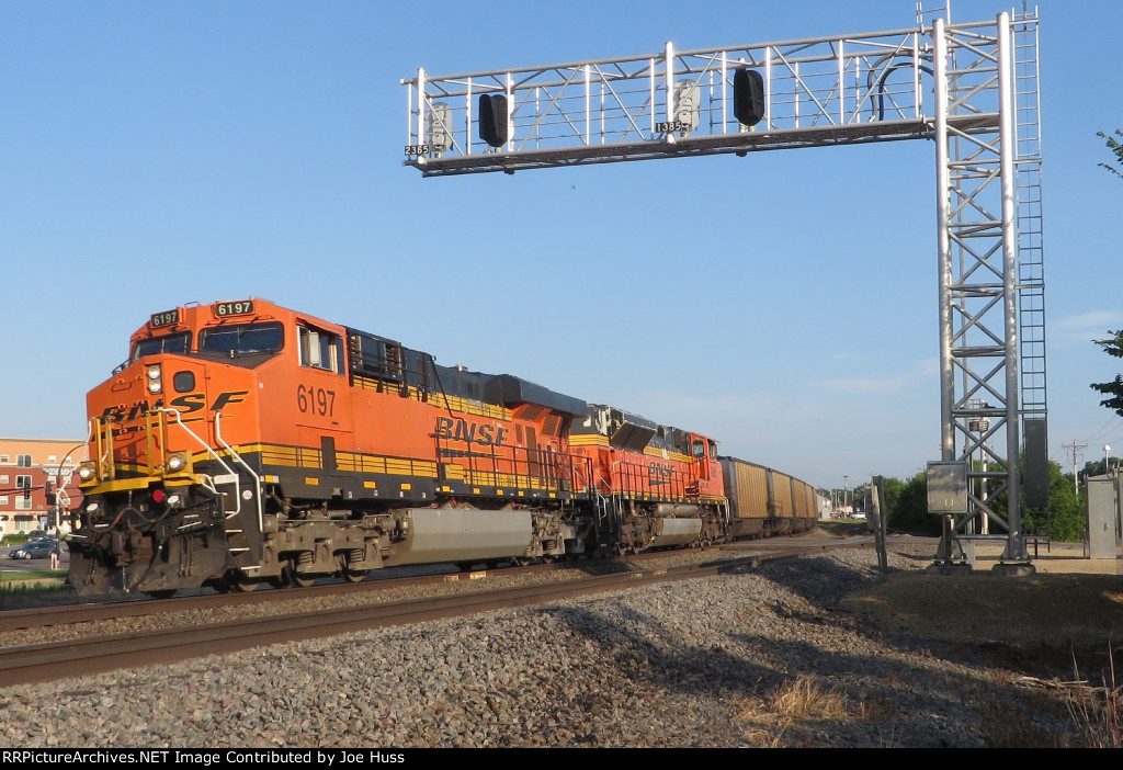 BNSF 6197 EastIMG_